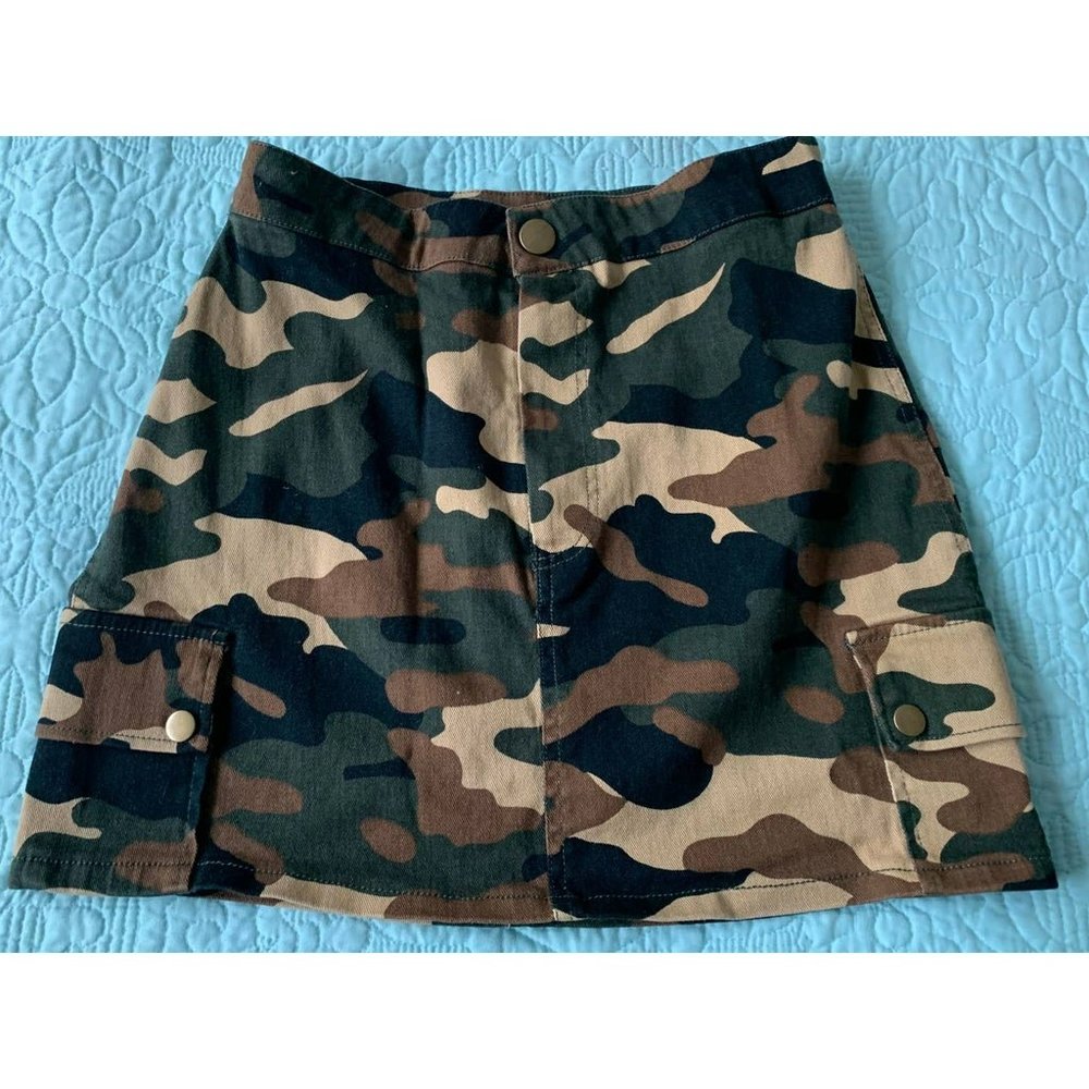 FOREVER 21 CAMO MINI SKIRT, WOMENS, S, GREEN/BROWN/BEIGE, 2 DOUBLE SNAP POCKETS